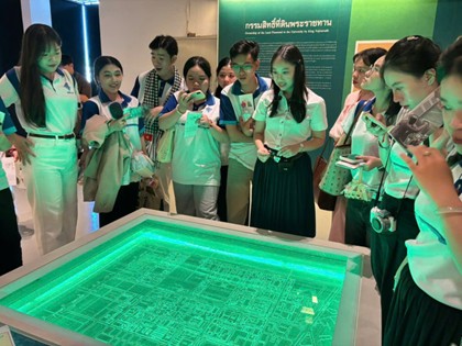 Đoàn sinh viên Khoa KHCT, XH&NV cùng giảng viên chụp ảnh lưu niệm tại khuôn viên Đại học Chulalongkorn.