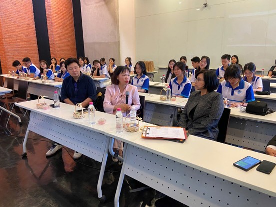 Đoàn sinh viên Khoa KHCT, XH&NV cùng giảng viên chụp ảnh lưu niệm tại khuôn viên Đại học Chulalongkorn.