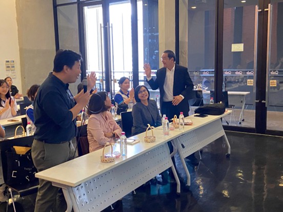 Đoàn sinh viên Khoa KHCT, XH&NV cùng giảng viên chụp ảnh lưu niệm tại khuôn viên Đại học Chulalongkorn.