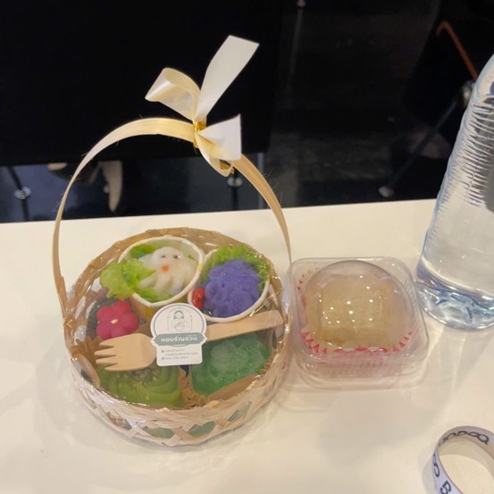 Đoàn sinh viên Khoa KHCT, XH&NV cùng giảng viên chụp ảnh lưu niệm tại khuôn viên Đại học Chulalongkorn.