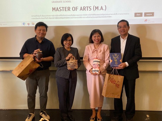 Đoàn sinh viên Khoa KHCT, XH&NV cùng giảng viên chụp ảnh lưu niệm tại khuôn viên Đại học Chulalongkorn.