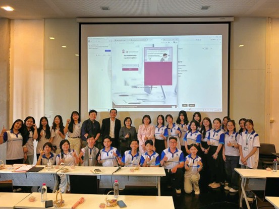 Đoàn sinh viên Khoa KHCT, XH&NV cùng giảng viên chụp ảnh lưu niệm tại khuôn viên Đại học Chulalongkorn.