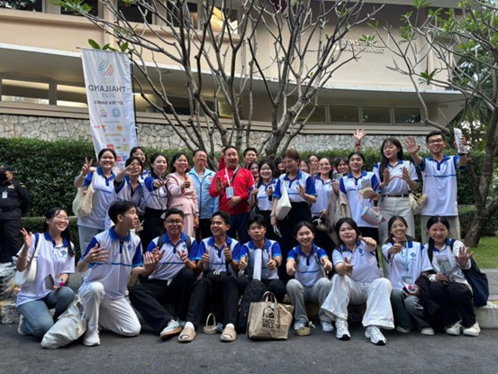 Đoàn sinh viên Khoa KHCT, XH&NV cùng giảng viên chụp ảnh lưu niệm tại khuôn viên Đại học Chulalongkorn.