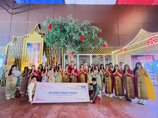 Đoàn sinh viên Khoa KHCT, XH&NV cùng giảng viên chụp ảnh lưu niệm tại khuôn viên Đại học Chulalongkorn.