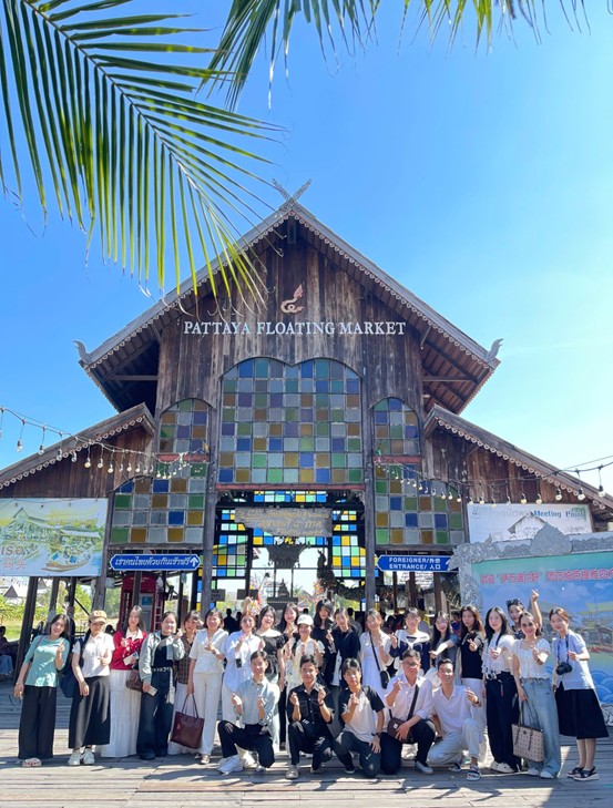 Đoàn sinh viên Khoa KHCT, XH&NV cùng giảng viên chụp ảnh lưu niệm tại khuôn viên Đại học Chulalongkorn.