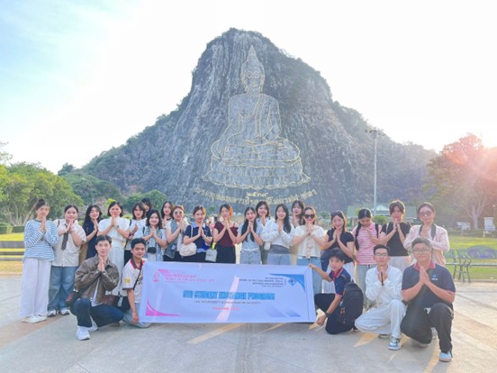 Đoàn sinh viên Khoa KHCT, XH&NV cùng giảng viên chụp ảnh lưu niệm tại khuôn viên Đại học Chulalongkorn.